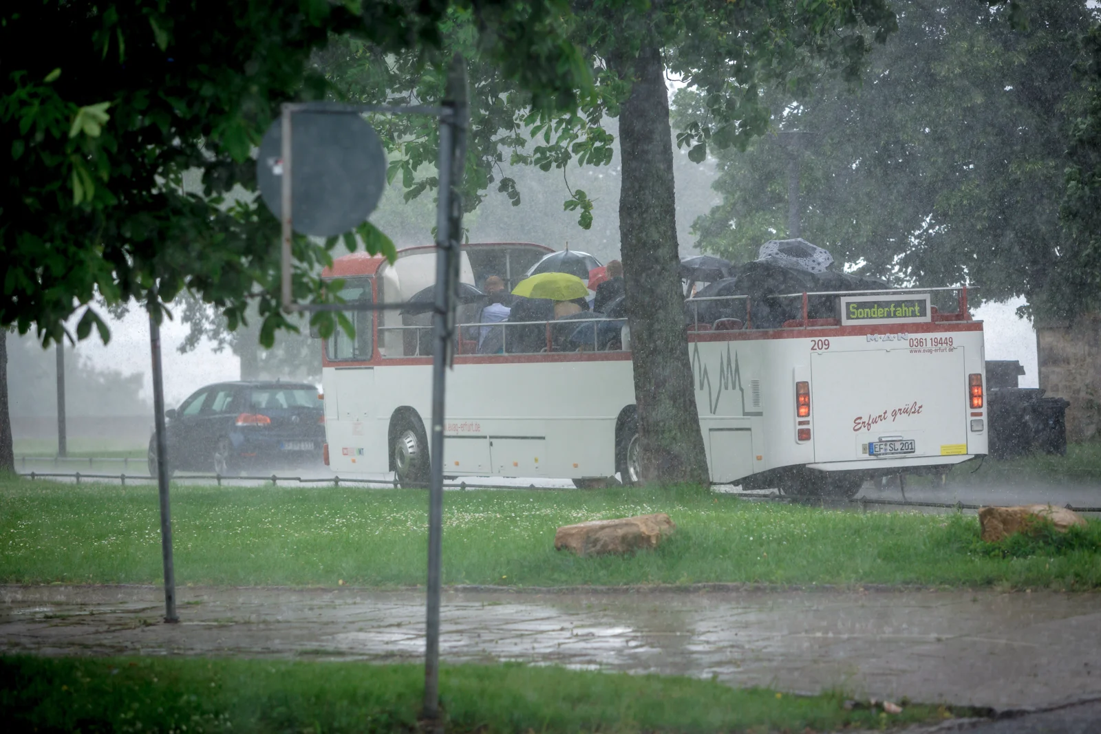 Ein Wolkenbruch erwischt den offenen Bus – Hochzeit von Jana und Alex in Erfurt