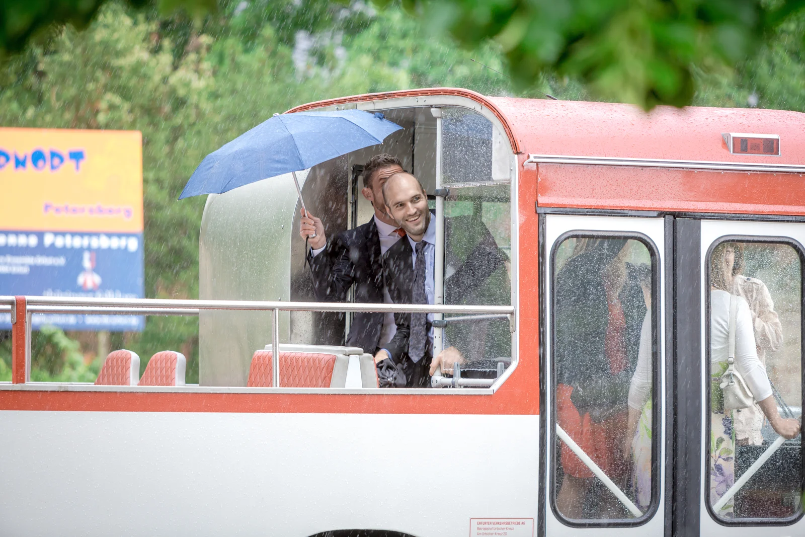 Ein Regenschirm hilft wenigstens ein bisschen – Hochzeit von Jana und Alex in Erfurt