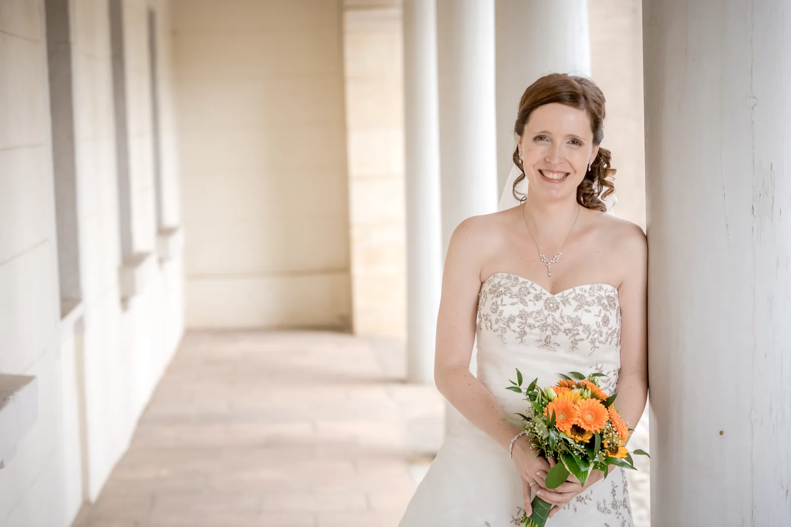 Jana zwischen den weißen Säulen am Petersberg – Hochzeit von Jana und Alex in Erfurt