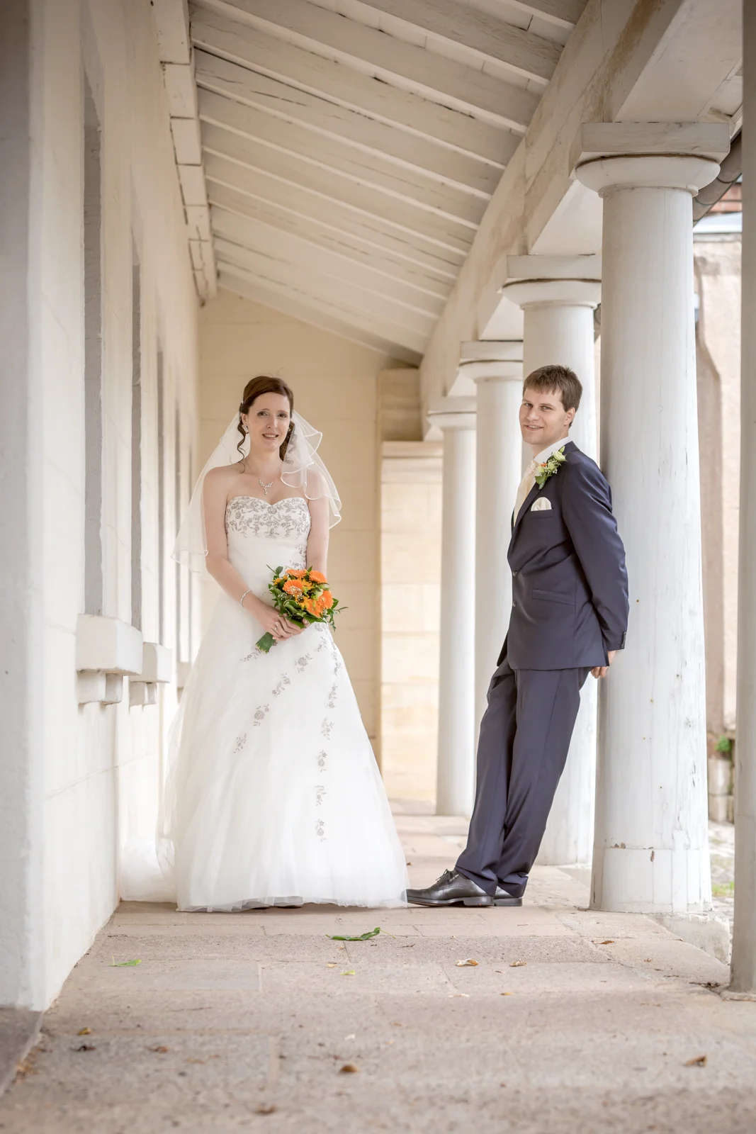 Zu zweit zwischen den Säulen am Petersberg – Hochzeit von Jana und Alex in Erfurt