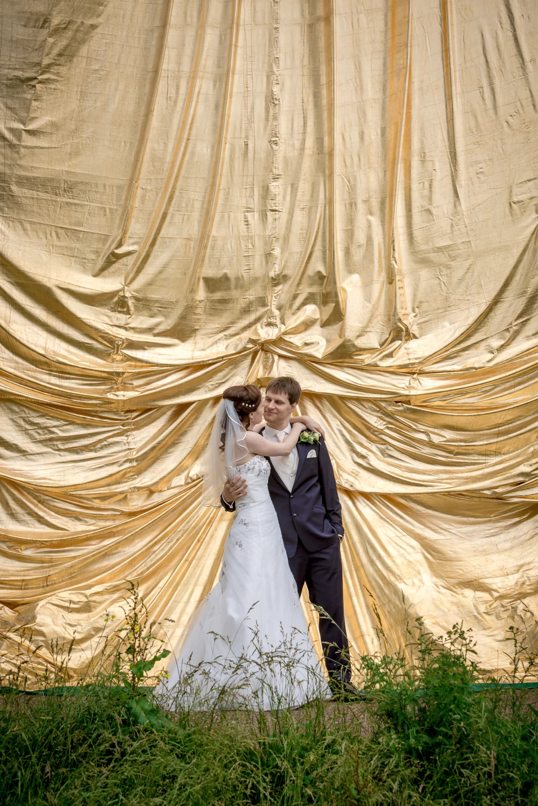 Ein Paarbild vor goldenem Hintergrund – Hochzeit von Jana und Alex in Erfurt