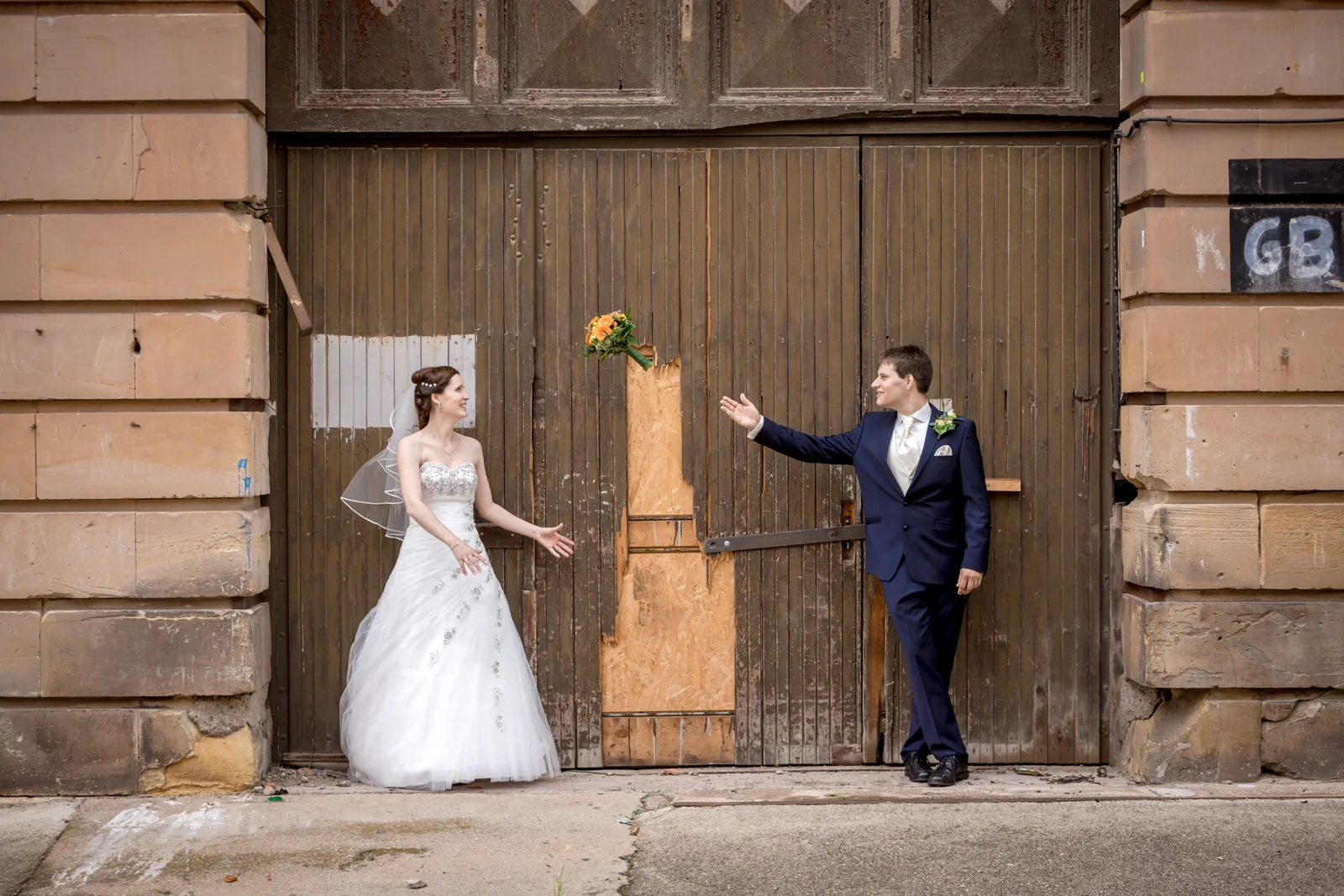Jana und Alex vor dem alten Tor – Hochzeit von Jana und Alex in Erfurt