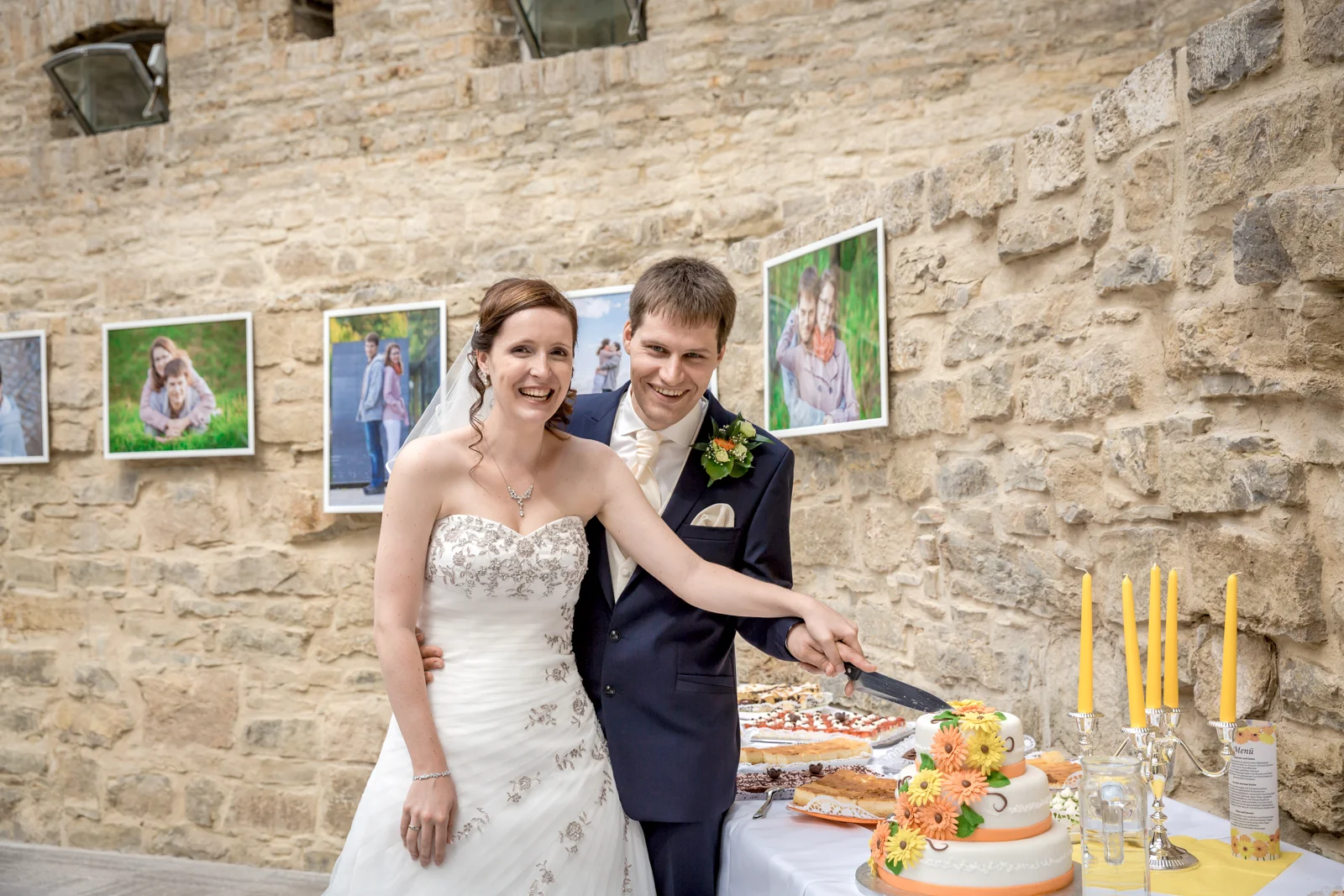 Gemeinsam die Hochzeitstorte anschneiden – Hochzeit von Jana und Alex in Erfurt