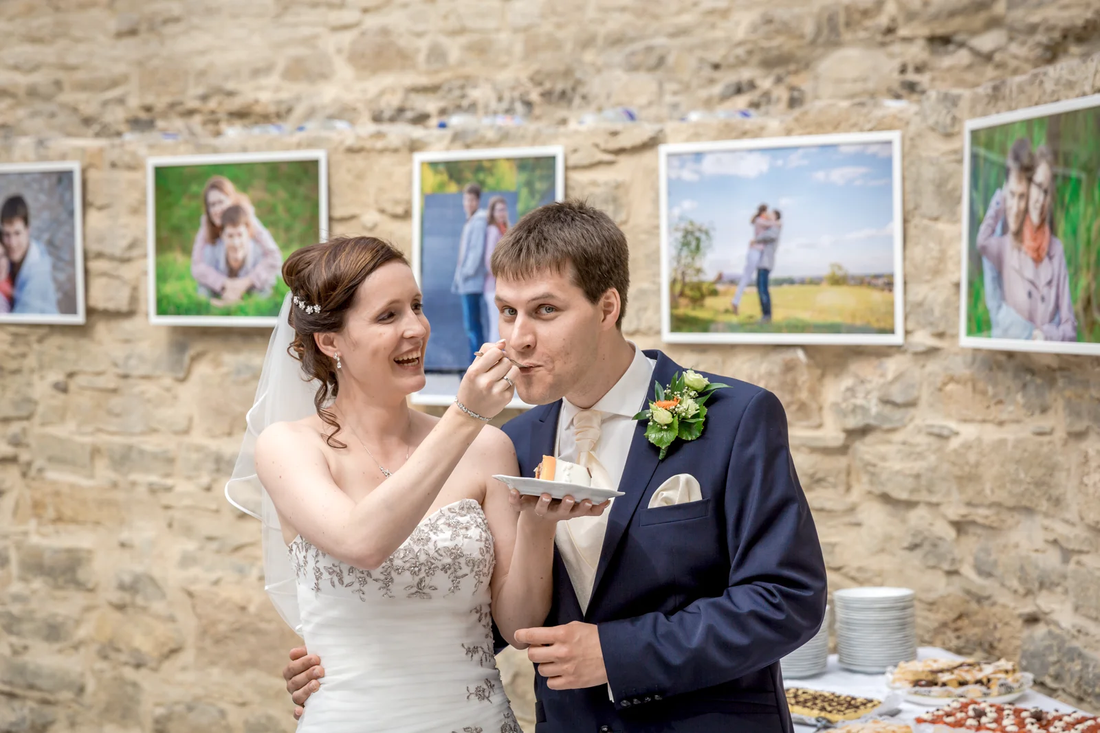 Jana lässt Alex von der Torte probieren – Hochzeit von Jana und Alex in Erfurt