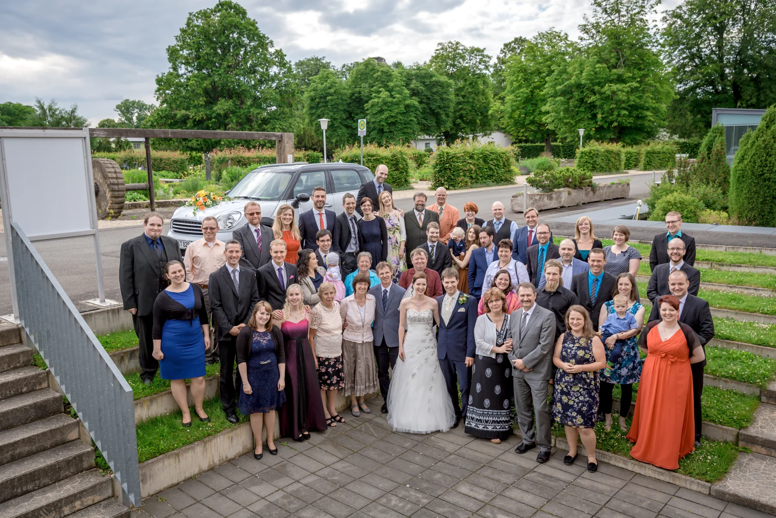 Ein gemeinsames Gruppenbild auf der ega – Hochzeit von Jana und Alex in Erfurt
