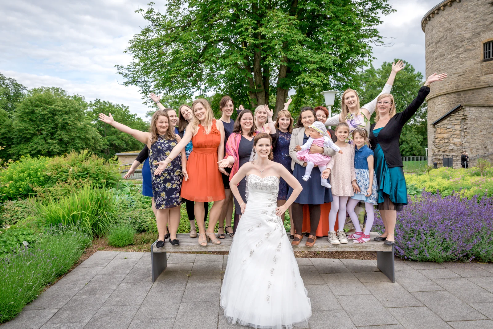 Jana und ihre Begleiterinnen beim Gruppenfoto – Hochzeit von Jana und Alex in Erfurt