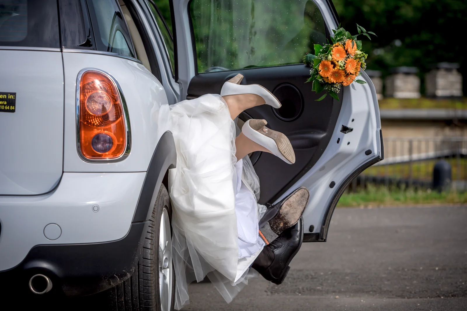 Die Beine schauen noch aus dem Hochzeitsauto – Hochzeit von Jana und Alex in Erfurt