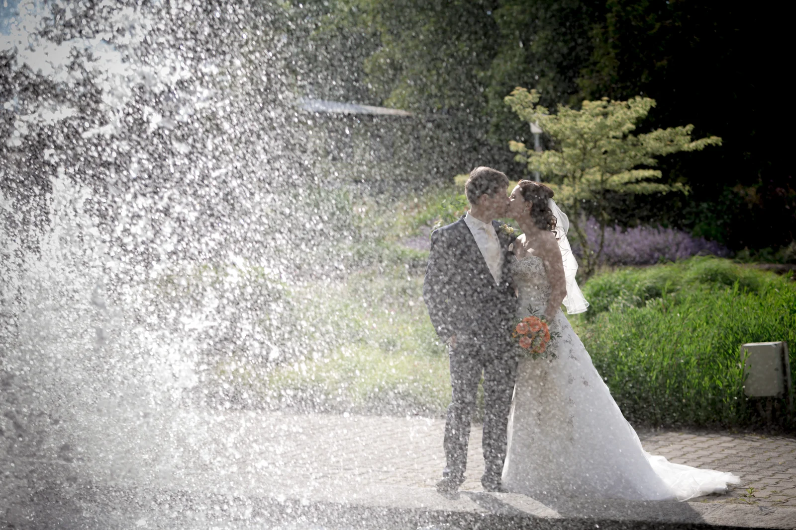 Jana und Alex zwischen funkelnden Wassertropfen – Hochzeit von Jana und Alex in Erfurt
