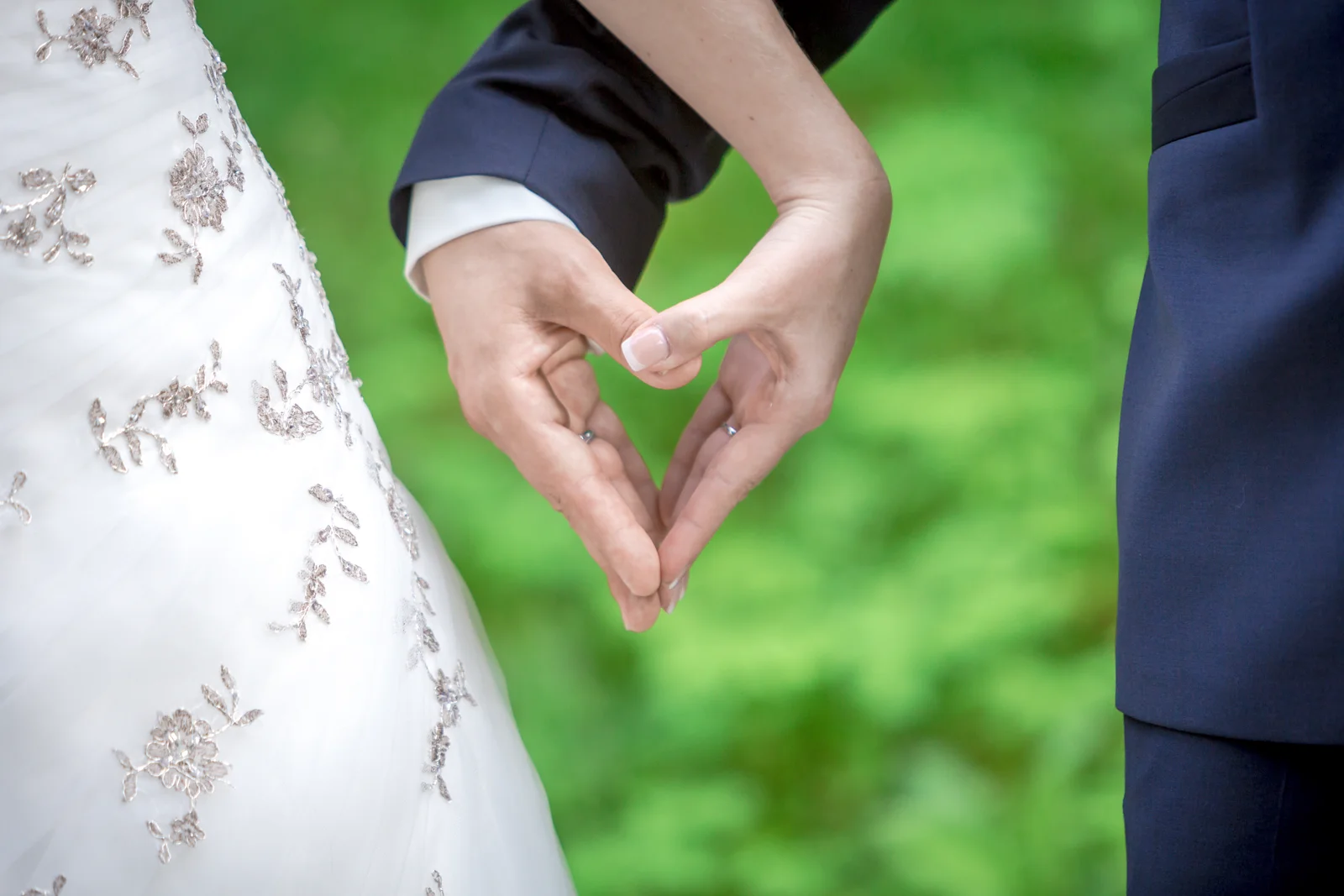 Ein Herz aus zwei Händen – Hochzeit von Jana und Alex in Erfurt