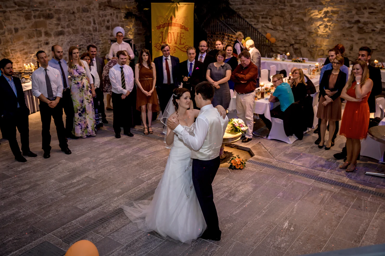 Der Hochzeitstanz im Kanonenhof – Hochzeit von Jana und Alex in Erfurt