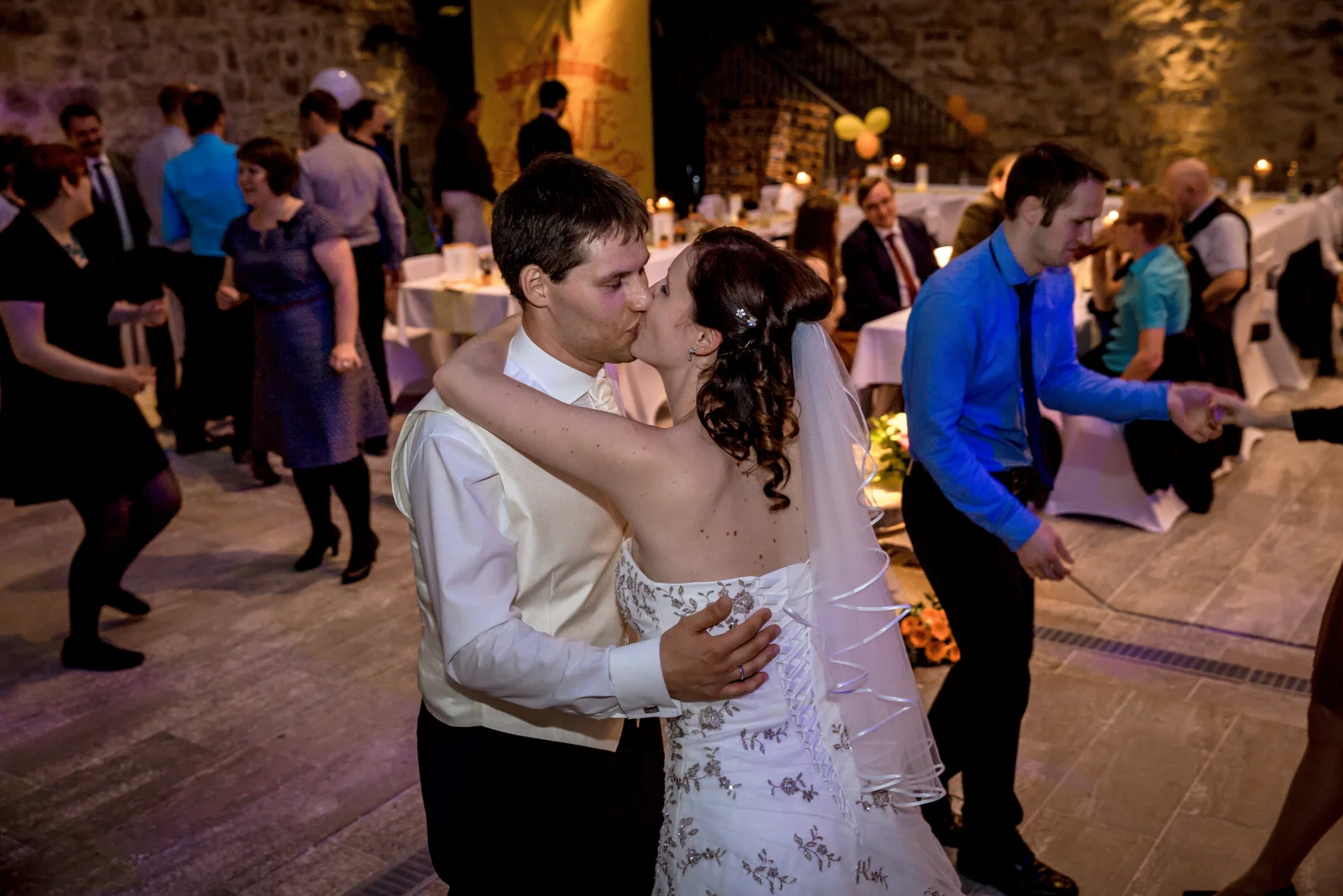 Ein Kuss mitten in der Feier – Hochzeit von Jana und Alex in Erfurt