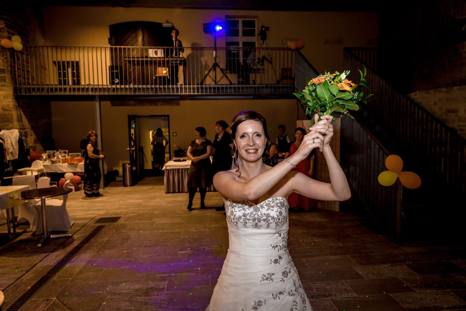 Jana wirft den Brautstrauß – Hochzeit von Jana und Alex in Erfurt