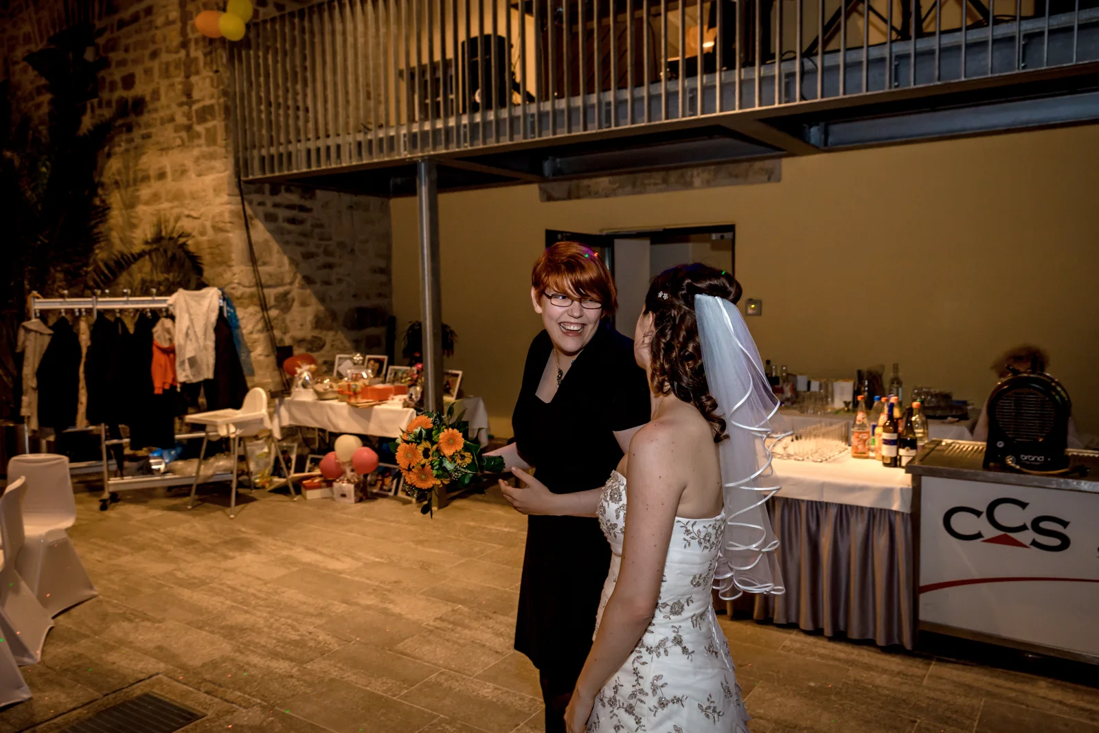 Die glückliche Brautstraußfängerin – Hochzeit von Jana und Alex in Erfurt