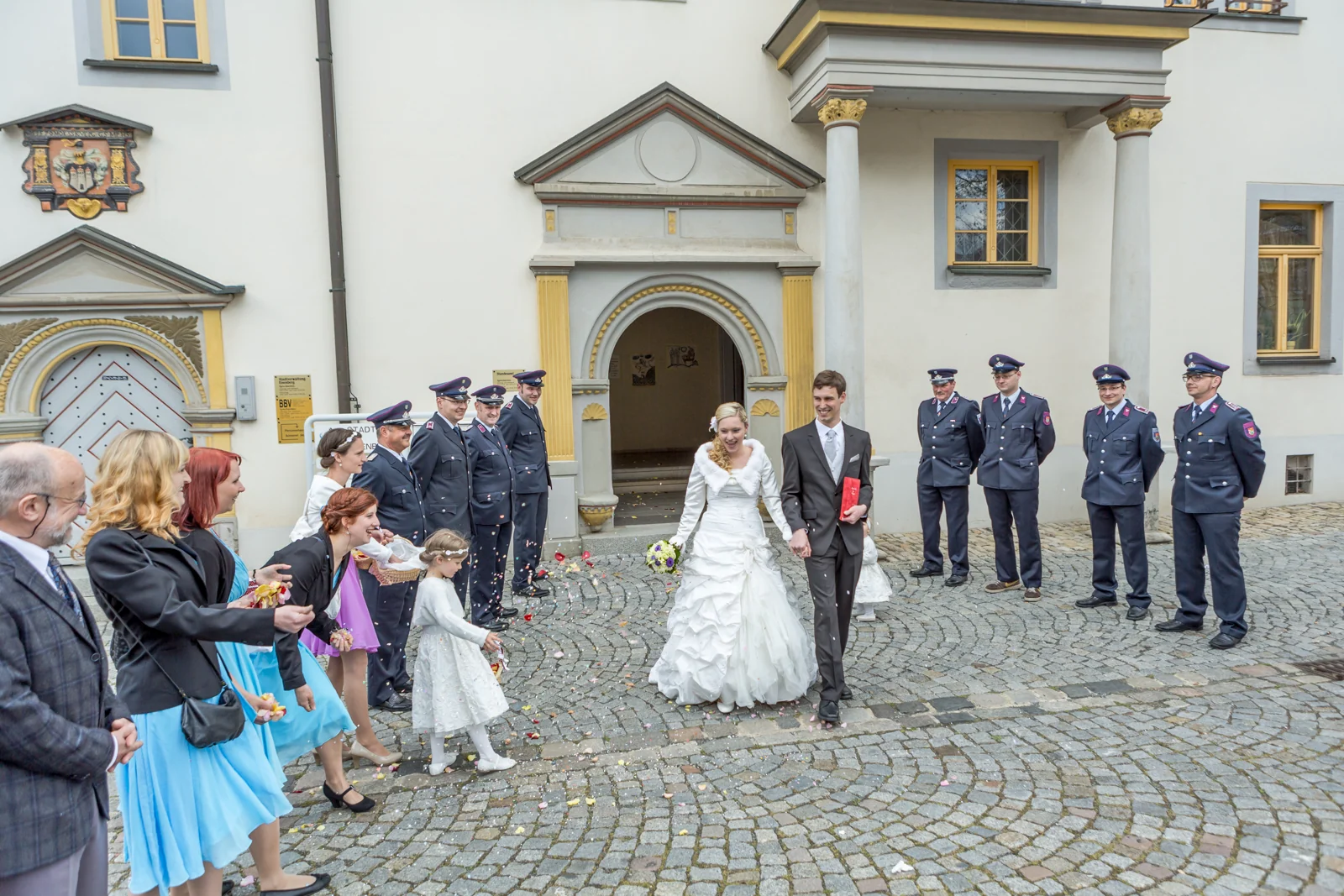 Empfang mit Feuerwehr vor dem Rathaus – Hochzeitsreportage von Magdalena und Stefan