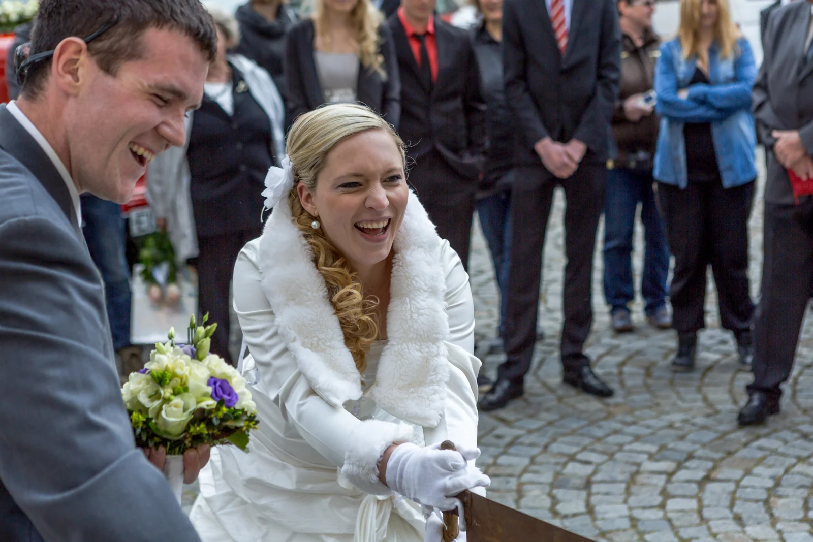 Ausgelassenes Lachen nach der Trauung – Hochzeitsreportage von Magdalena und Stefan