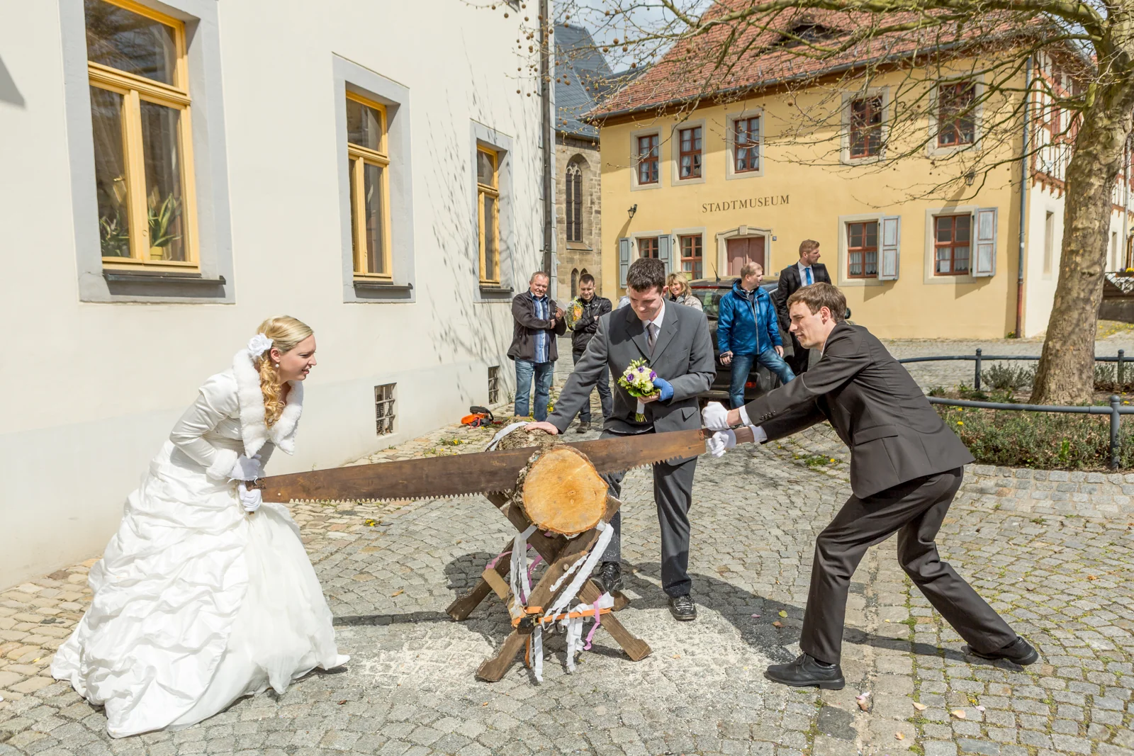 Gemeinsam den Baumstamm sägen – Hochzeitsreportage von Magdalena und Stefan
