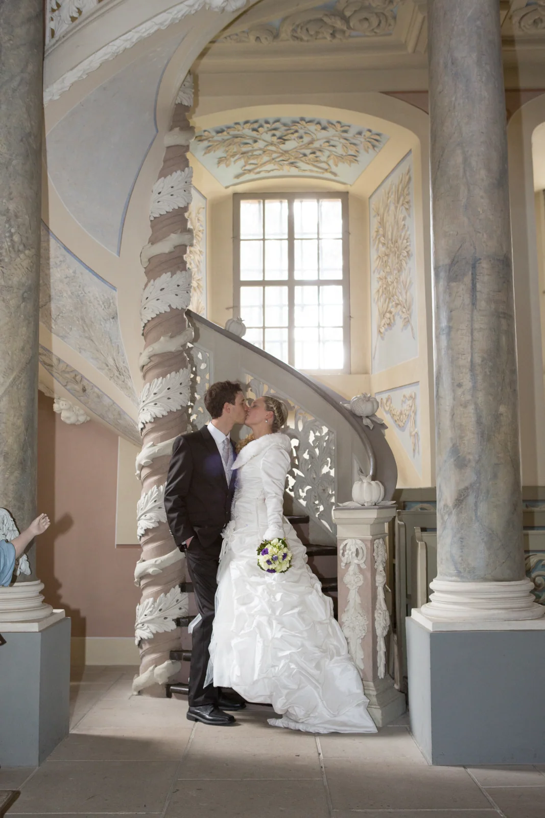 Paarbilder in der Schlosskirche Eisenberg – Hochzeitsreportage von Magdalena und Stefan