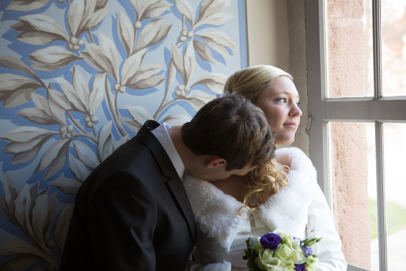 Ein inniger Moment am Fenster – Hochzeitsreportage von Magdalena und Stefan