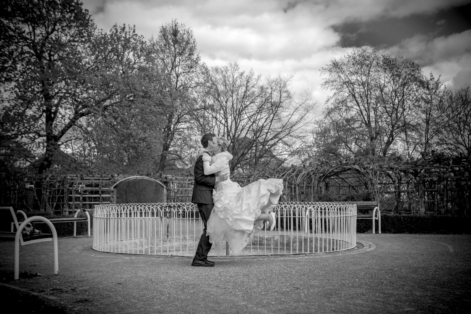 Ein schwungvoller Moment im Park in Schwarz-Weiß – Hochzeitsreportage von Magdalena und Stefan