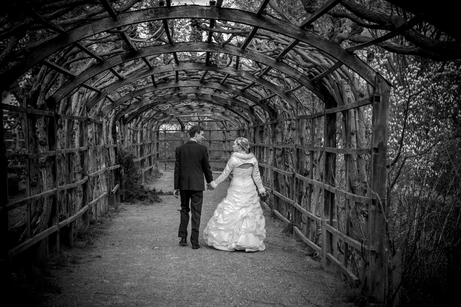 Hand in Hand unter dem Laubengang – Hochzeitsreportage von Magdalena und Stefan