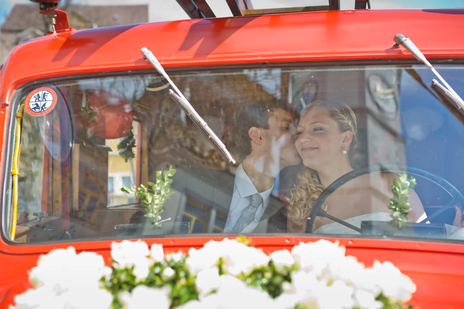 Das Brautpaar im roten Feuerwehrauto – Hochzeitsreportage von Magdalena und Stefan