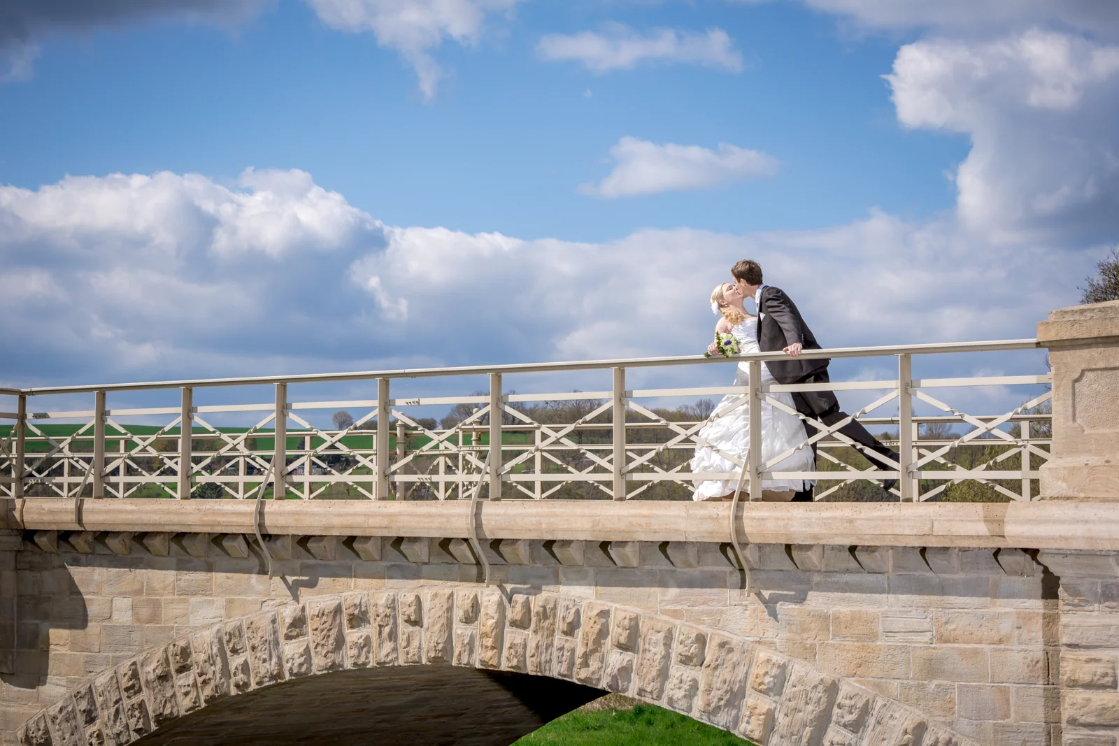 Ein Kuss auf der Brücke – Hochzeitsreportage von Magdalena und Stefan