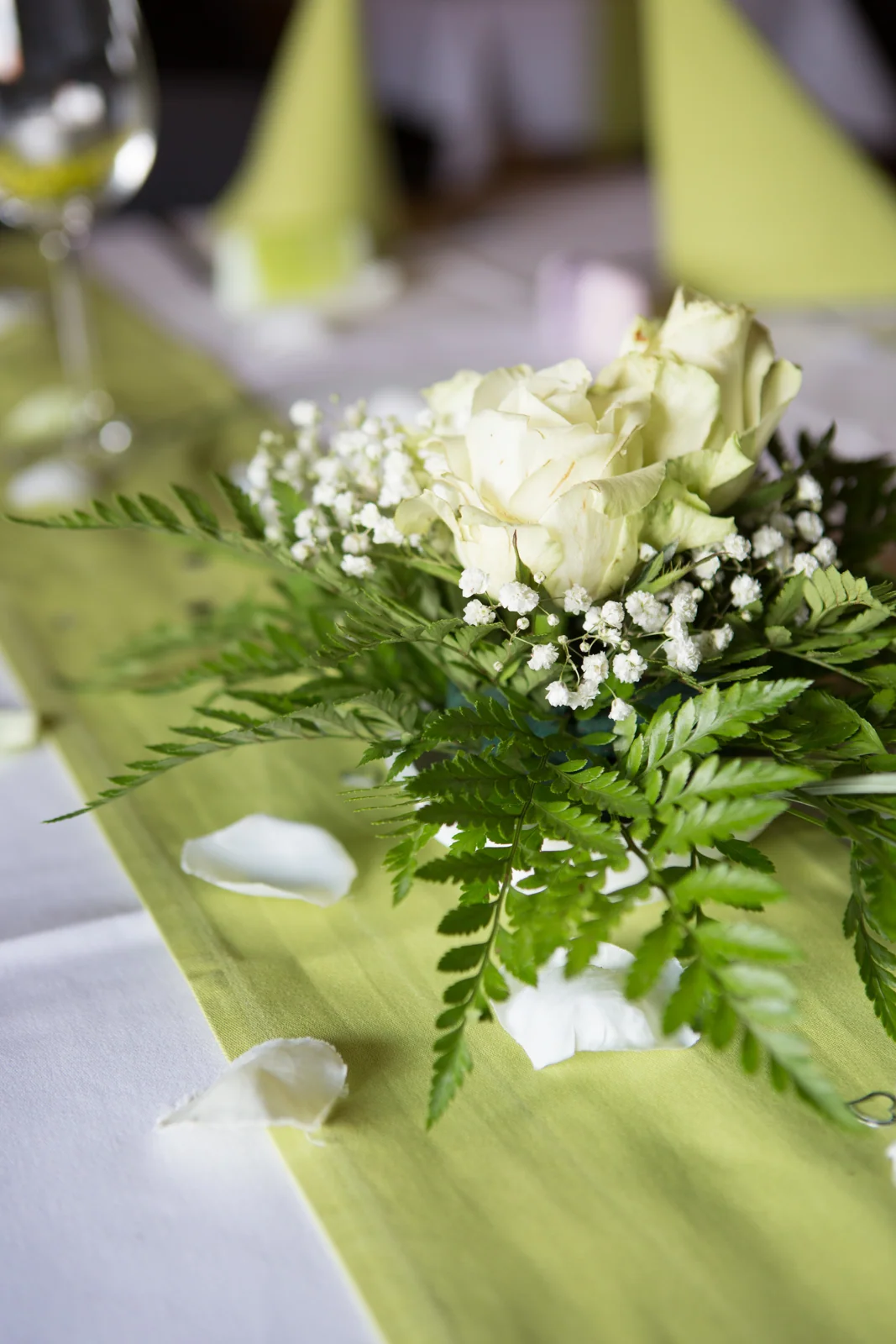 Blumenschmuck auf der Hochzeitstafel – Hochzeitsreportage von Magdalena und Stefan