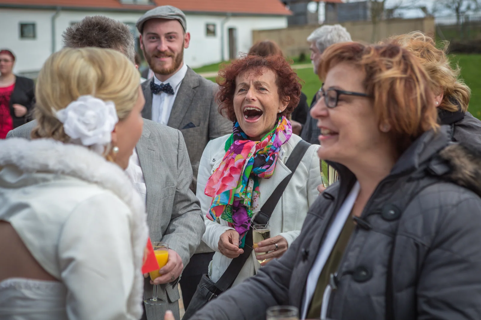 Fröhliche Begegnungen mit den Gästen – Hochzeitsreportage von Magdalena und Stefan