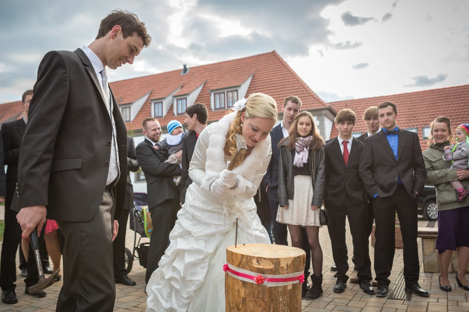 Gemeinsam eine Hochzeitsaufgabe meistern – Hochzeitsreportage von Magdalena und Stefan