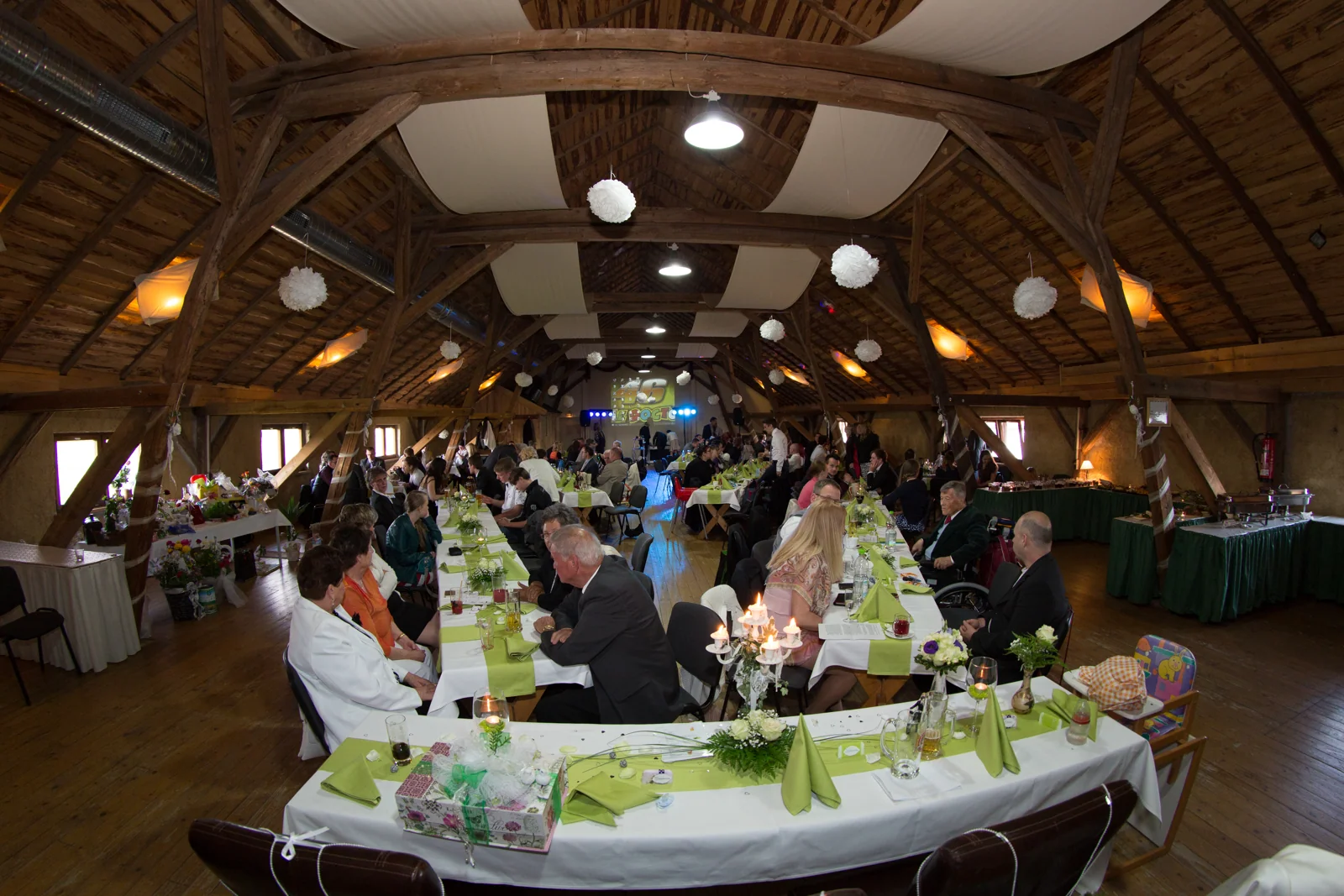 Die Hochzeitsgesellschaft beim Festessen – Hochzeitsreportage von Magdalena und Stefan