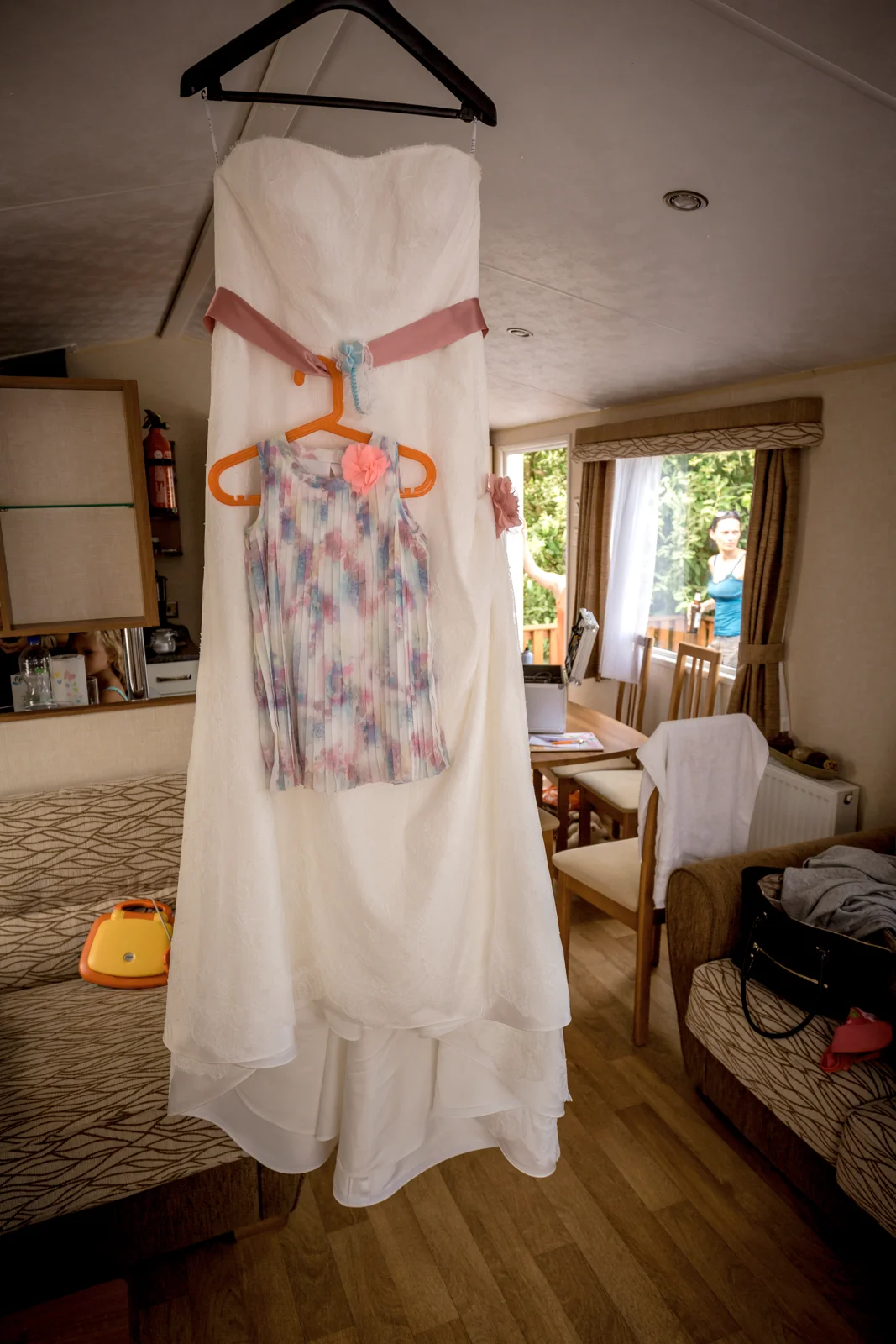 Nadjas Brautkleid hängt bereit – Hochzeit von Nadja und Steve in Elbe-Parey