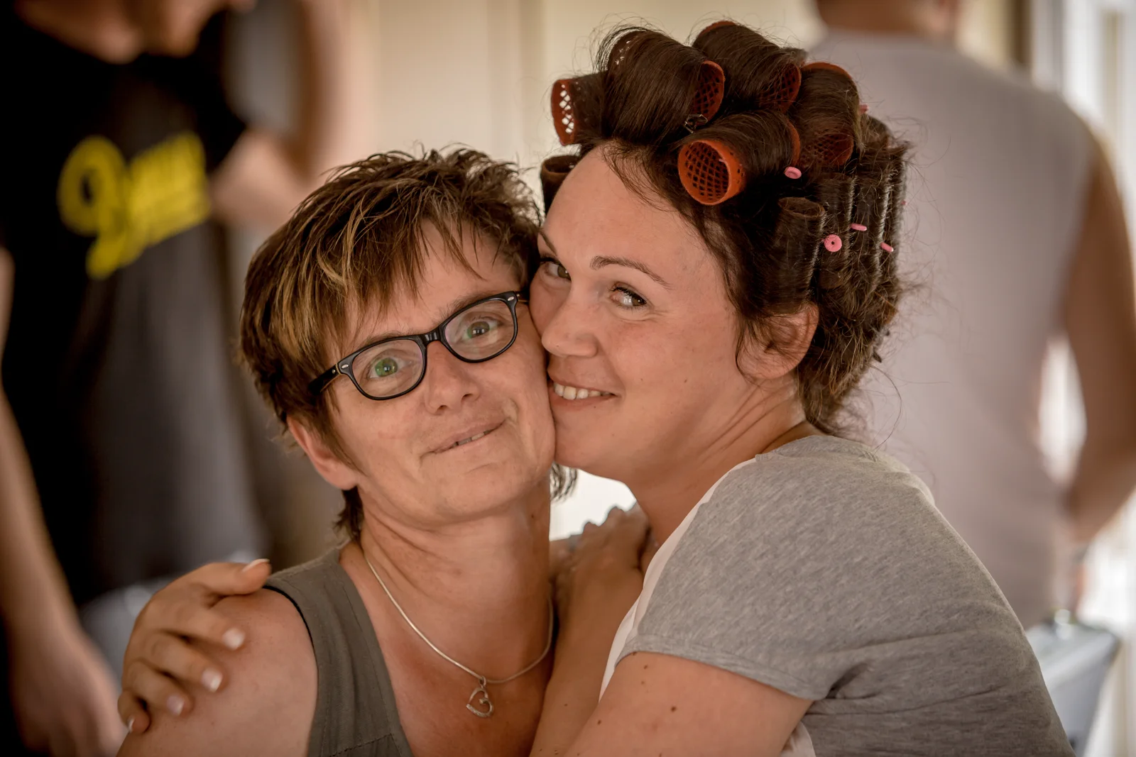 Eine herzliche Umarmung vor der Trauung – Hochzeit von Nadja und Steve in Elbe-Parey