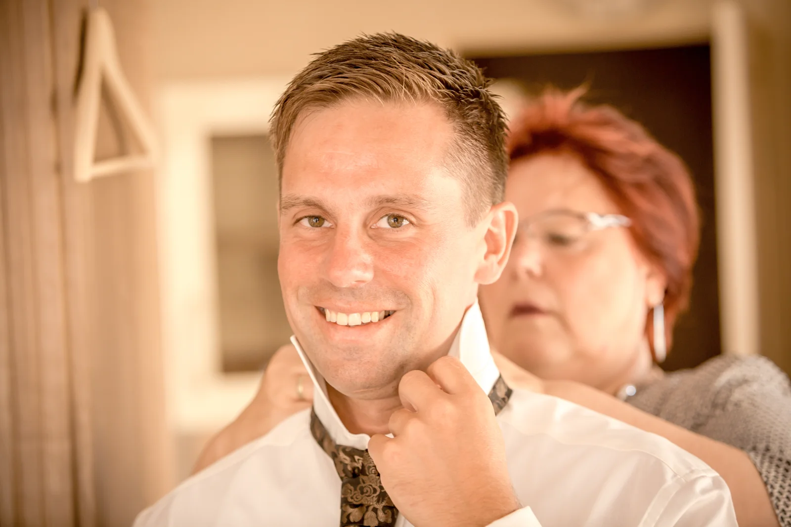 Steves Krawatte wird gerichtet – Hochzeit von Nadja und Steve in Elbe-Parey