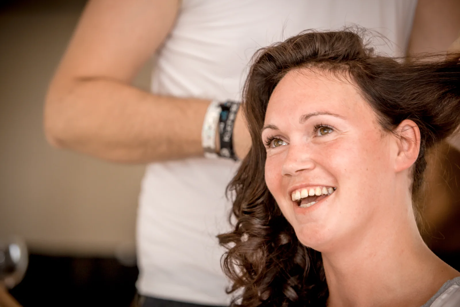 Ein Lächeln beim Frisieren – Hochzeit von Nadja und Steve in Elbe-Parey