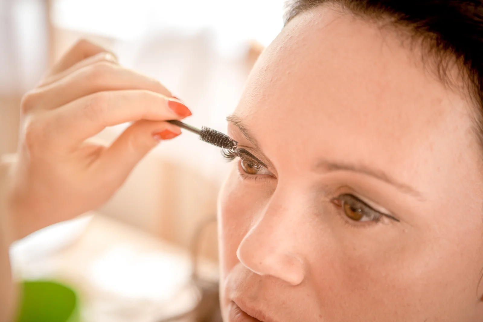 Die letzten Handgriffe beim Make-up – Hochzeit von Nadja und Steve in Elbe-Parey