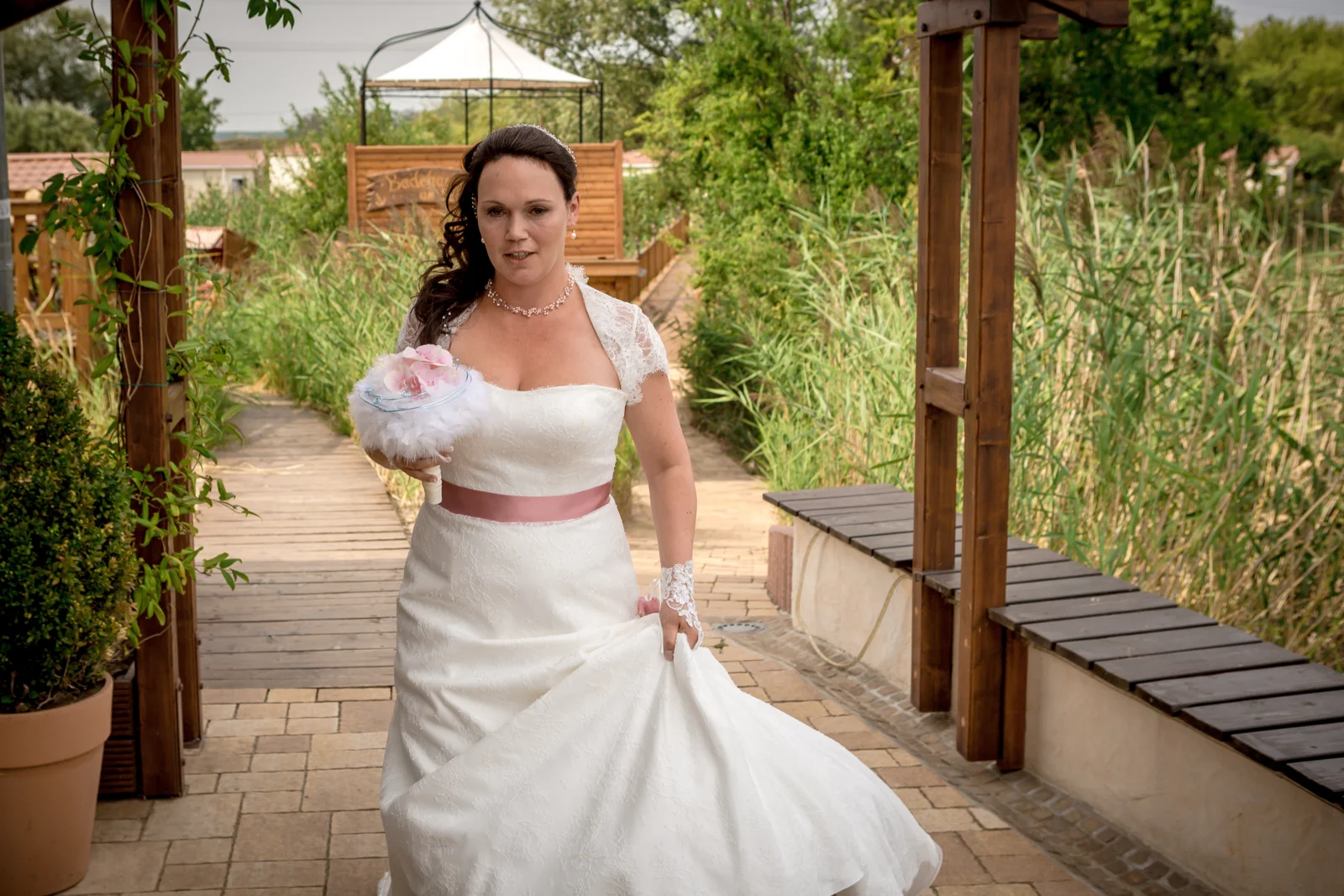 Nadja auf dem Weg zur Trauung – Hochzeit von Nadja und Steve in Elbe-Parey