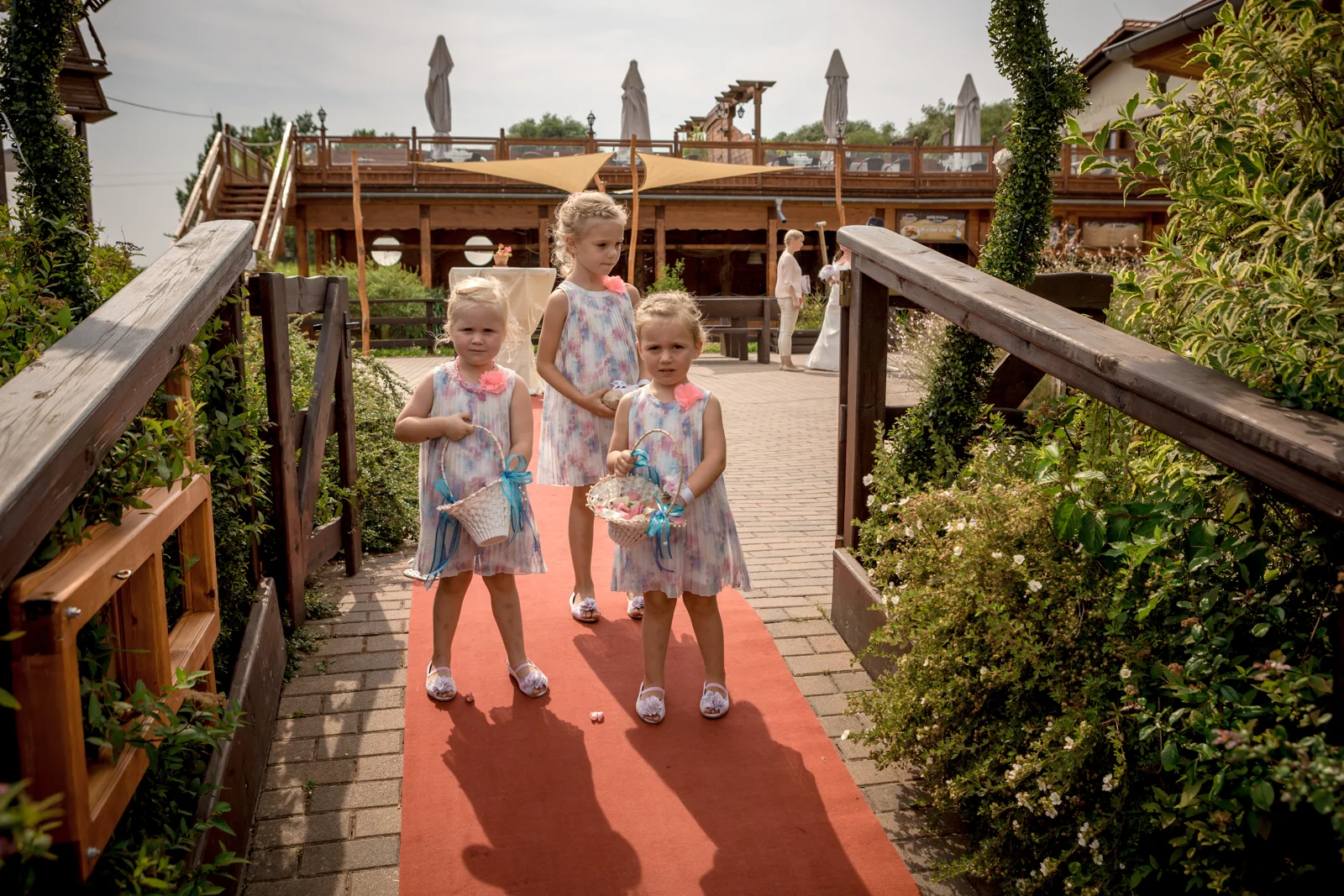 Die Blumenmädchen gehen voraus – Hochzeit von Nadja und Steve in Elbe-Parey
