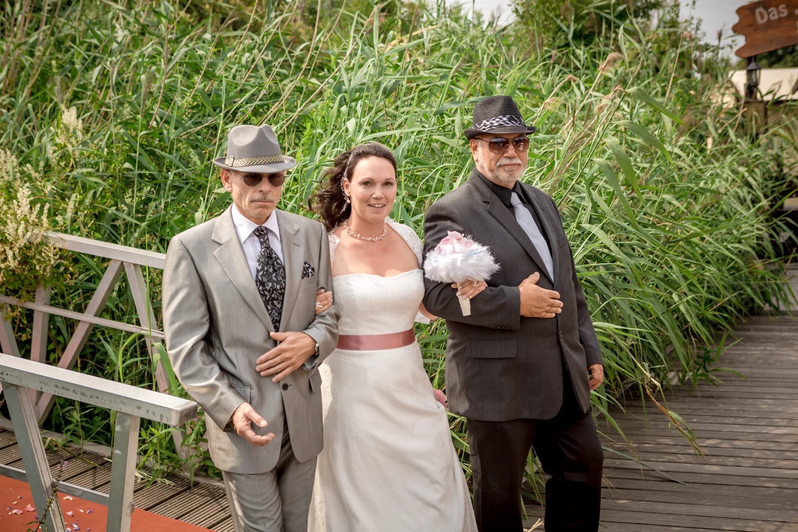 Nadja wird zur Trauung begleitet – Hochzeit von Nadja und Steve in Elbe-Parey