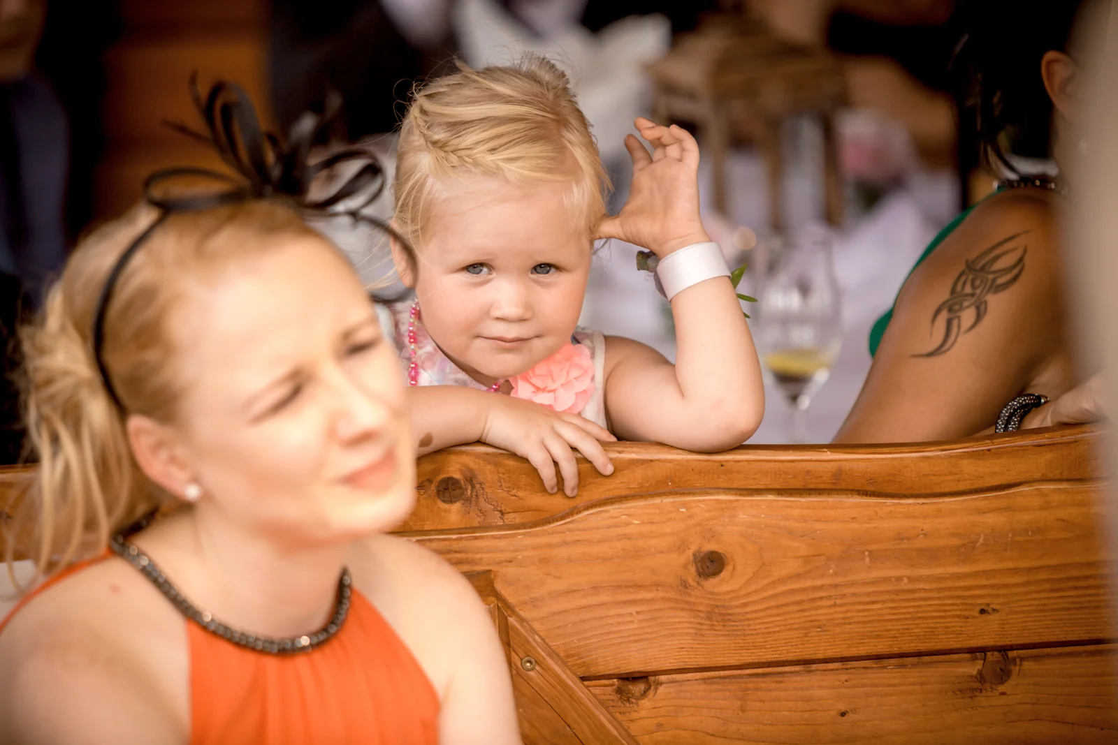 Ein fröhlicher Blick während der Zeremonie – Hochzeit von Nadja und Steve in Elbe-Parey
