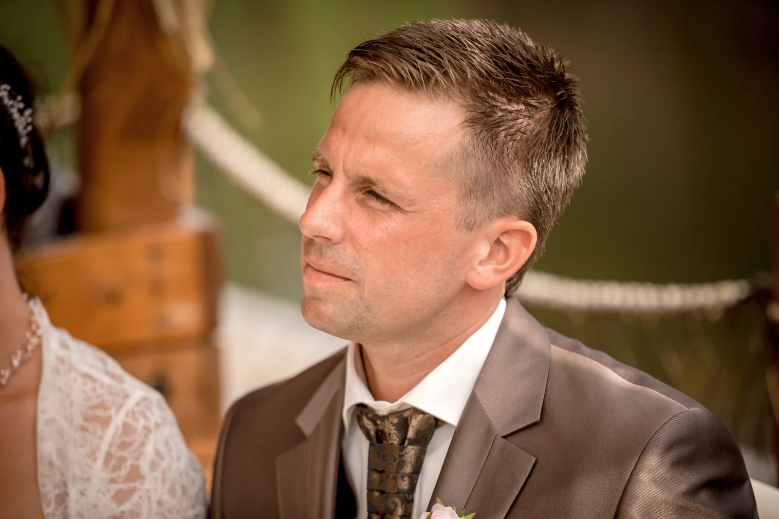 Steve während der Trauung – Hochzeit von Nadja und Steve in Elbe-Parey