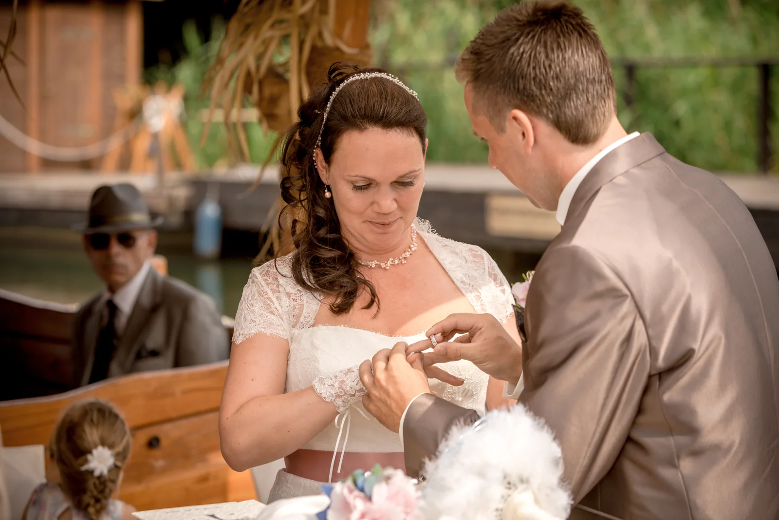 Steve steckt Nadja den Ehering an – Hochzeit von Nadja und Steve in Elbe-Parey