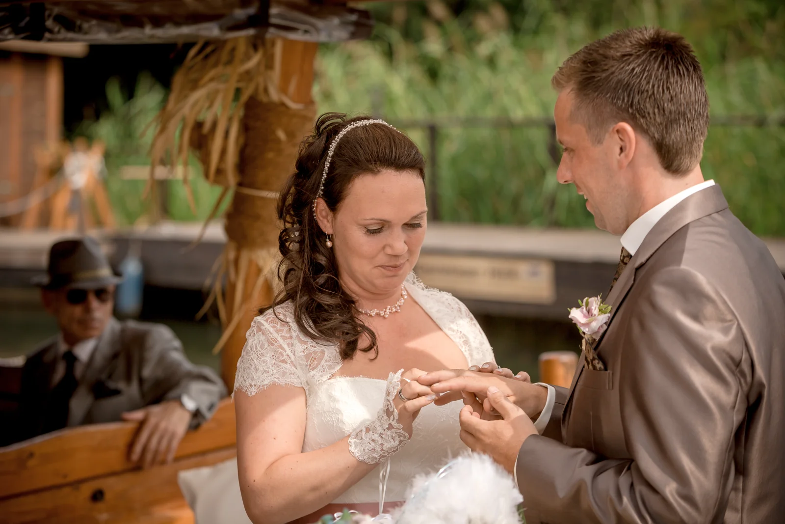 Nadja steckt Steve den Ehering an – Hochzeit von Nadja und Steve in Elbe-Parey
