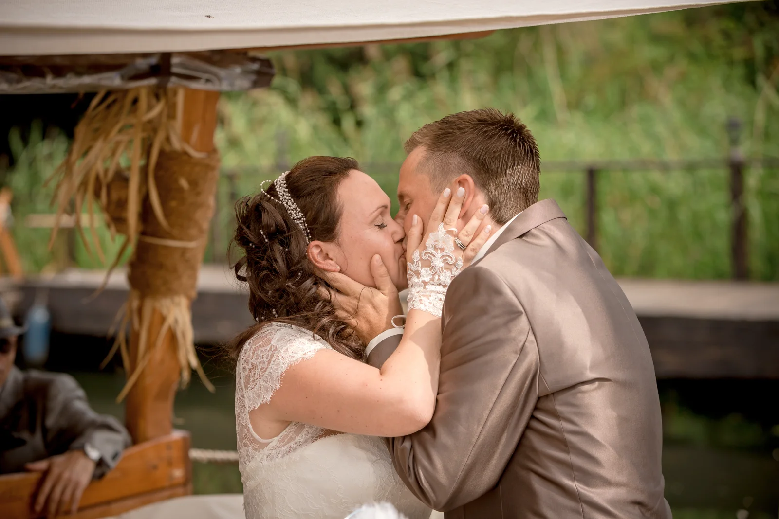 Der Kuss nach dem Ja-Wort – Hochzeit von Nadja und Steve in Elbe-Parey