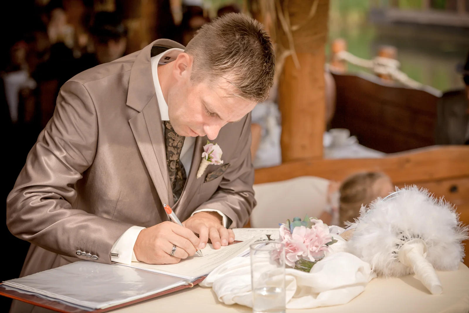 Steve unterschreibt bei der Trauung – Hochzeit von Nadja und Steve in Elbe-Parey