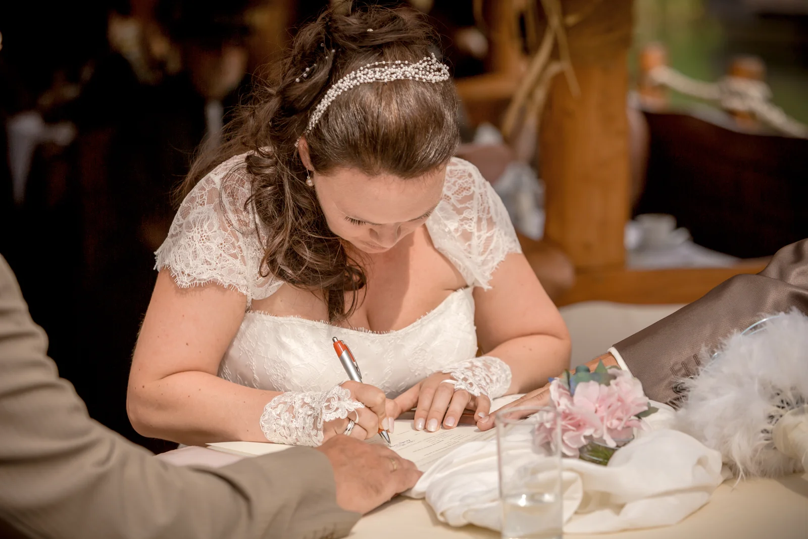Nadja unterschreibt bei der Trauung – Hochzeit von Nadja und Steve in Elbe-Parey