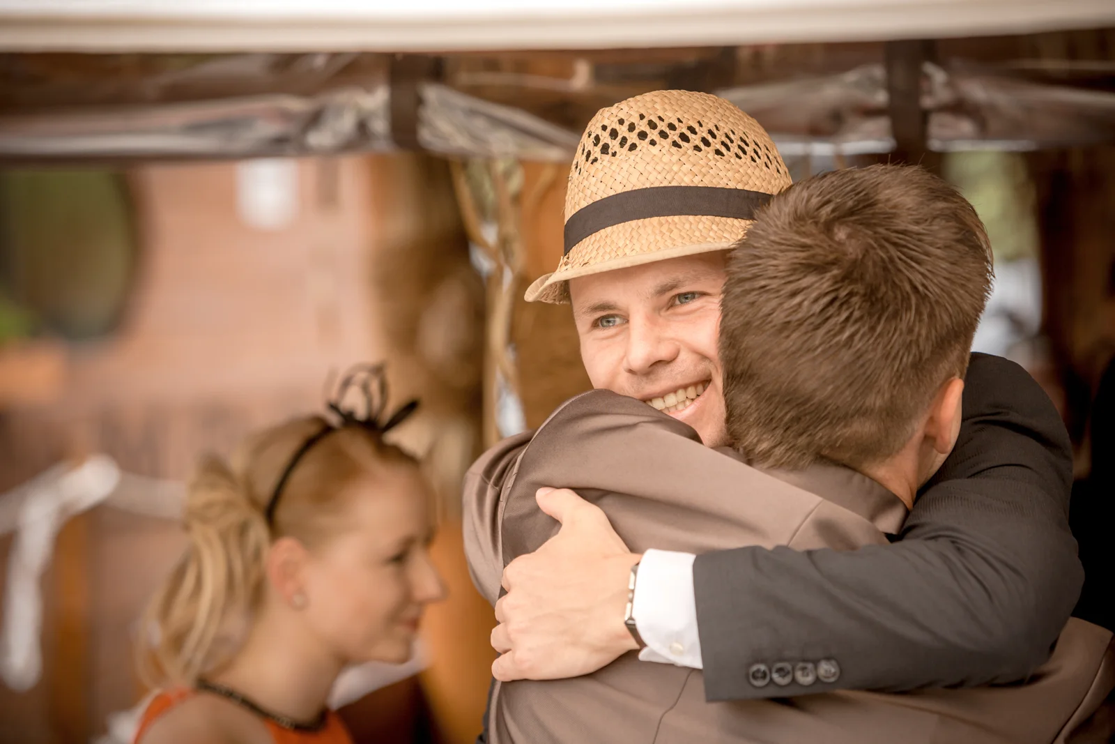 Eine herzliche Umarmung für Steve – Hochzeit von Nadja und Steve in Elbe-Parey