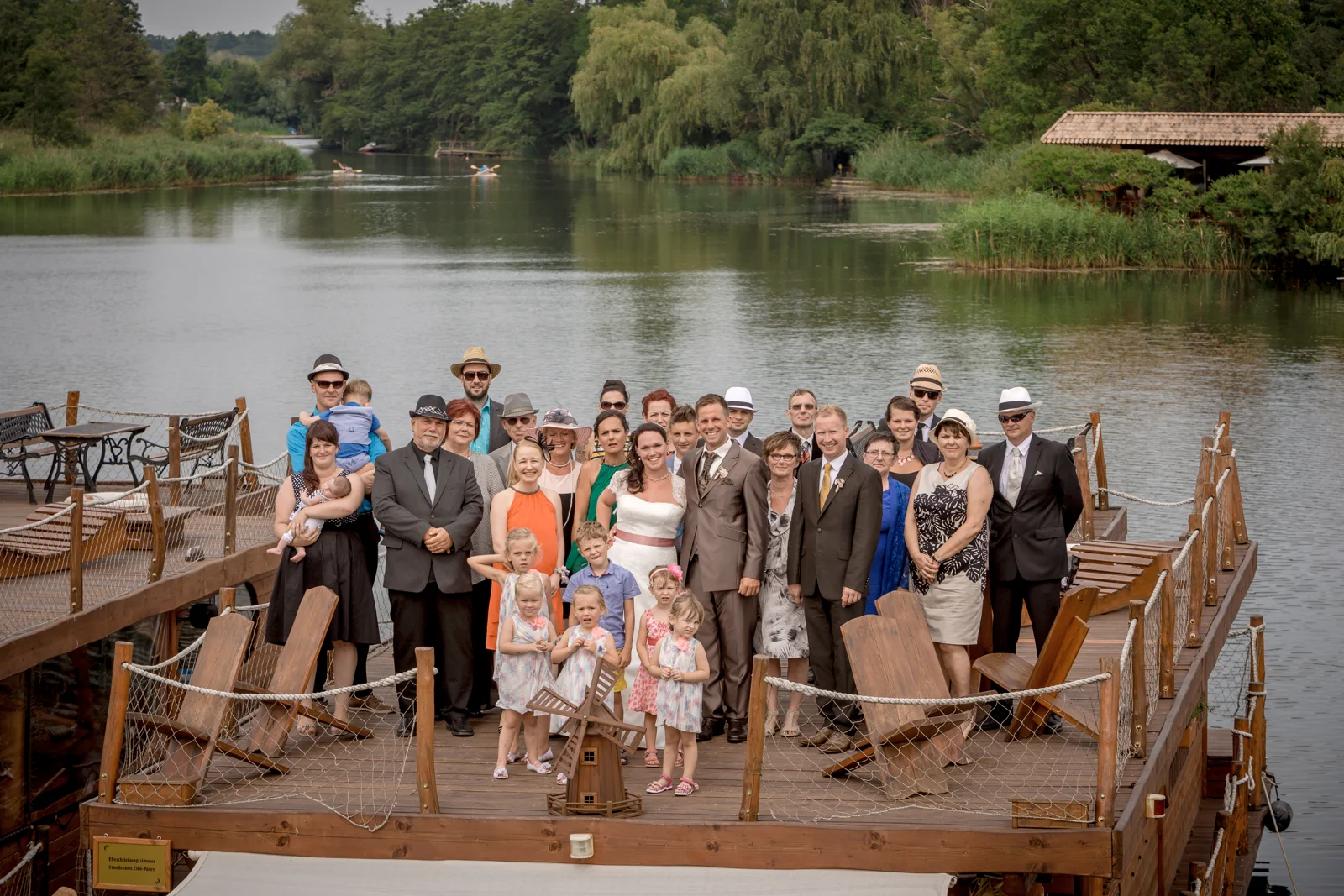 Gruppenbild auf dem Boot – Hochzeit von Nadja und Steve in Elbe-Parey