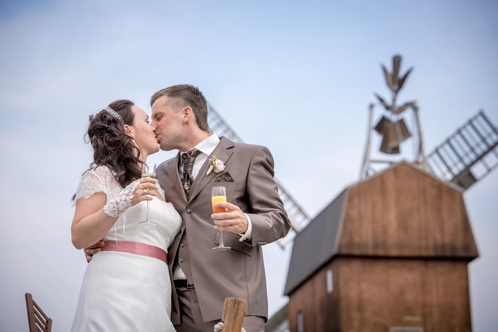 Ein Kuss mit der Windmühle im Hintergrund – Hochzeit von Nadja und Steve in Elbe-Parey