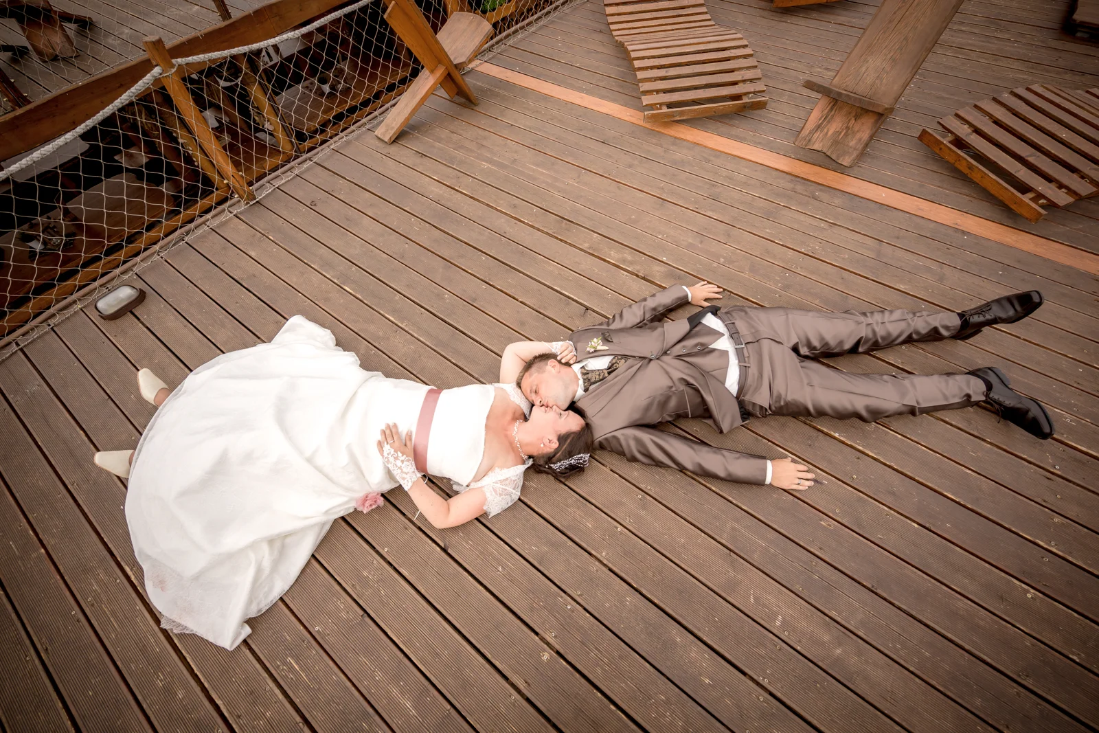 Eine Pause zu zweit auf den Holzplanken – Hochzeit von Nadja und Steve in Elbe-Parey