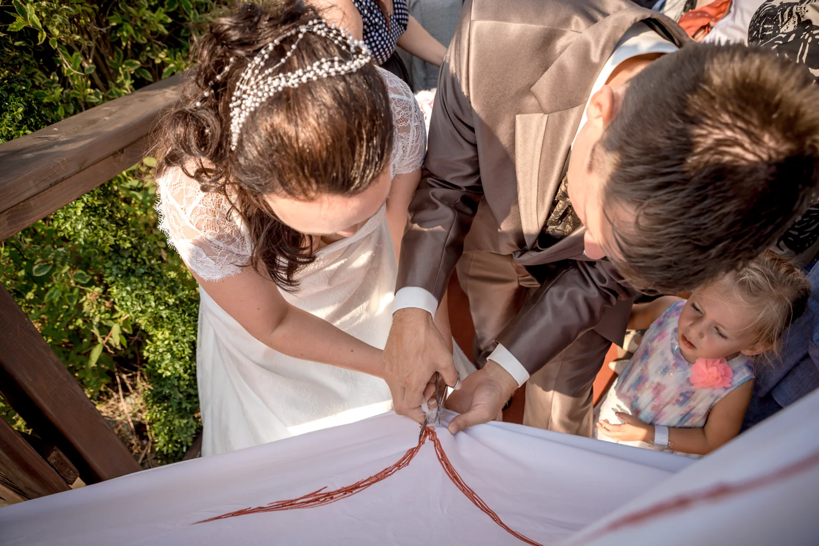 Gemeinsam das Herz ausschneiden – Hochzeit von Nadja und Steve in Elbe-Parey